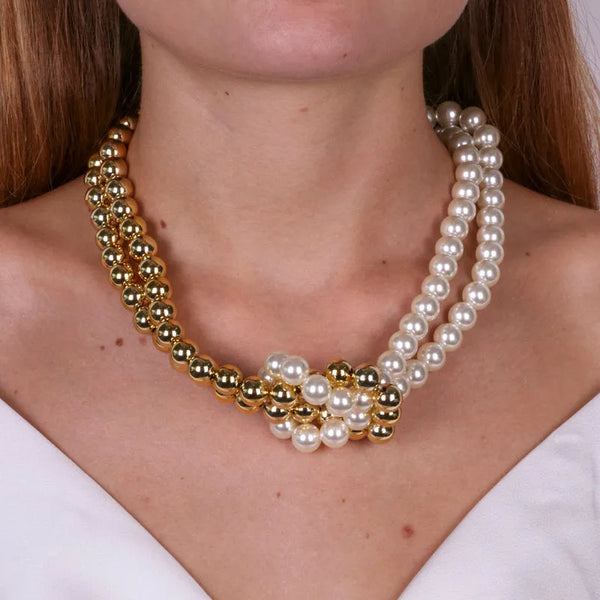 Collana in Metallo con nodo di perle bianche e oro — collezione serenissima